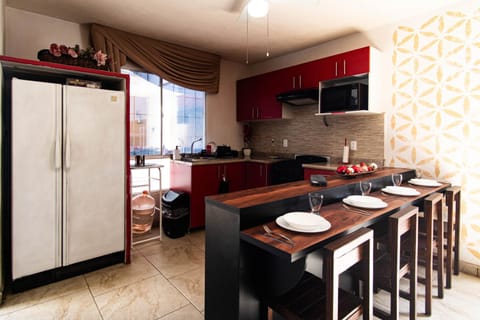 Kitchen or kitchenette, Dining area, Food, minibar, pet friendly, stove