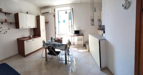 Kitchen or kitchenette, Dining area, stove