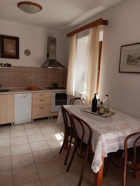 Kitchen or kitchenette, Dining area, dishwasher, oven, toaster