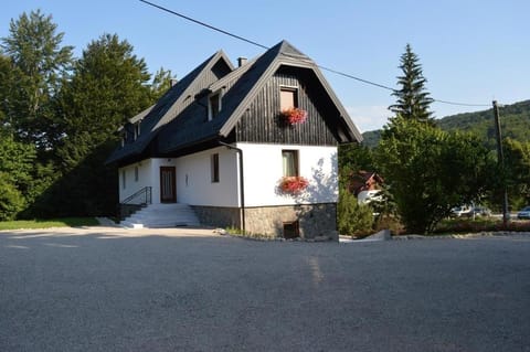 Rooms with a parking space Jezerce, Plitvice - 18130 Bed and Breakfast in Jezerce