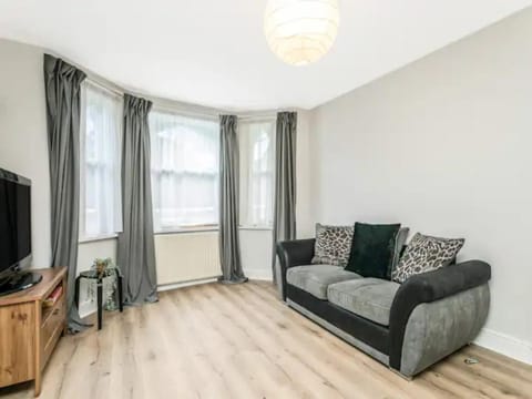 Pass The Keys City Break Apartment by Acton Main Line House in London Borough of Ealing