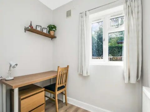 Pass The Keys City Break Apartment by Acton Main Line House in London Borough of Ealing