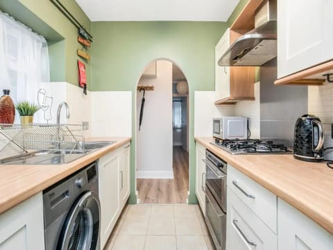 Pass The Keys City Break Apartment by Acton Main Line House in London Borough of Ealing