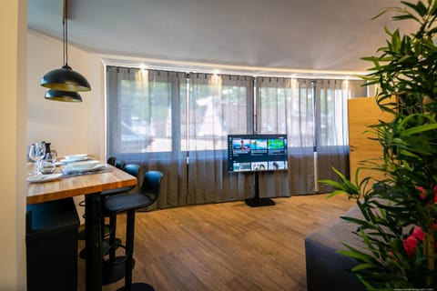Communal lounge/ TV room, TV and multimedia, Dining area