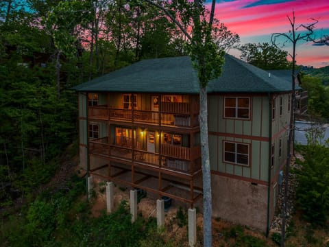SmokyStays 10 Bedroom Cabin House in Pigeon Forge