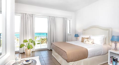 Photo of the whole room, Sea view