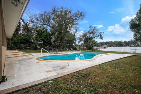 Luxury Waterfront Pool House 7 mins to TIAA Bank Field Alojamento de férias in Jacksonville
