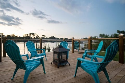 Luxury Waterfront Pool House 7 mins to TIAA Bank Field Urlaubsunterkunft in Jacksonville