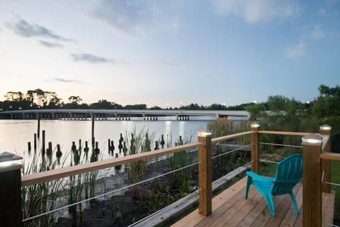 Luxury Waterfront Pool House 7 mins to TIAA Bank Field Urlaubsunterkunft in Jacksonville