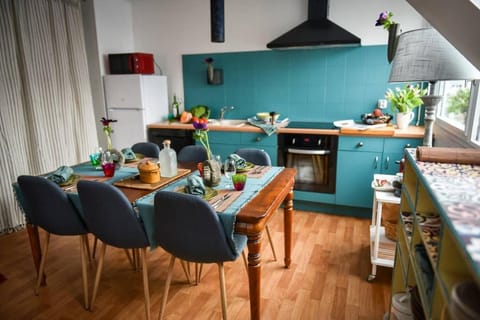 Kitchen or kitchenette, Dining area