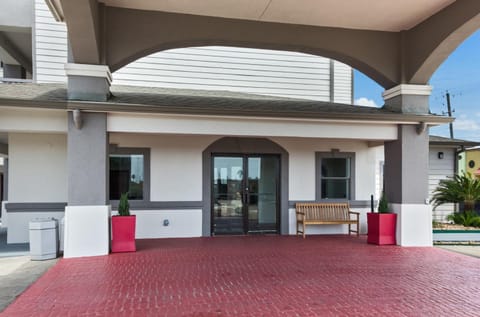 Red Roof Inn PLUS + Galveston - Beachfront Hotel in Galveston Island