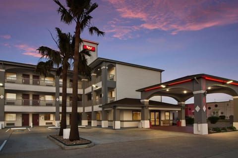 Red Roof Inn PLUS + Galveston - Beachfront Hotel in Galveston Island
