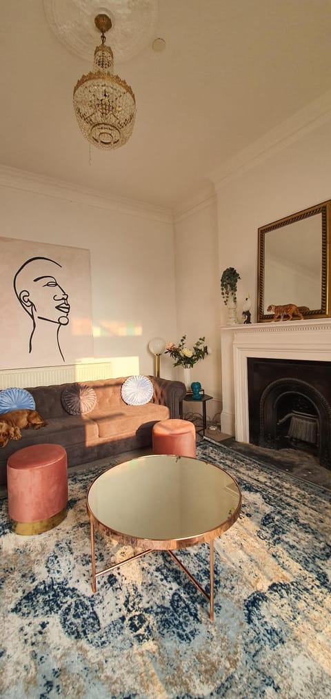 Elegant 5 bed 4 bath 'Vogue House' Parisian style home Condo in Margate
