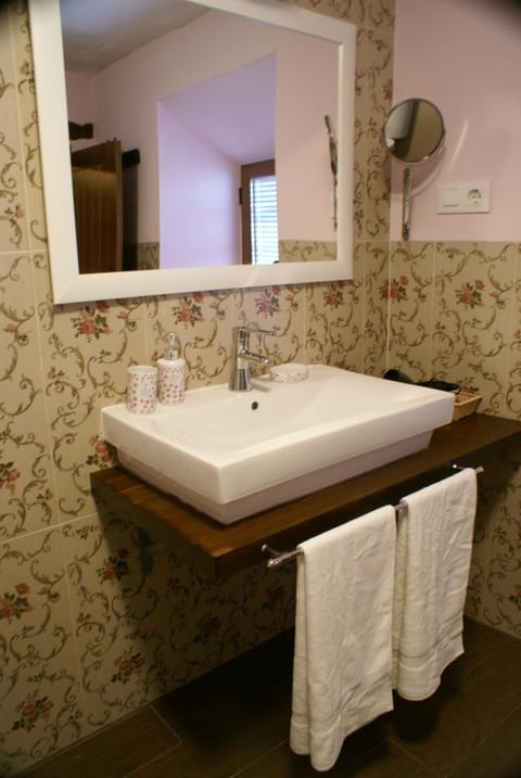 Bathroom, Photo of the whole room, Decorative detail