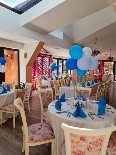 Restaurant/places to eat, Banquet/Function facilities