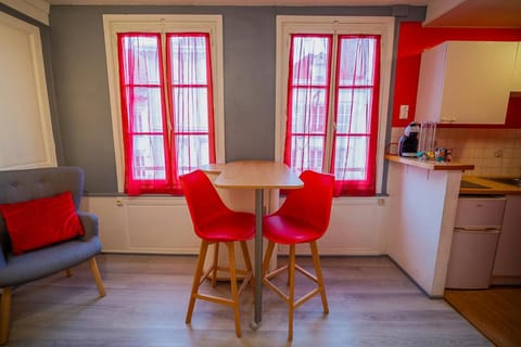 APPART dans HYPER CENTRE (GARE/WIFI/PARKING) Apartment in Troyes