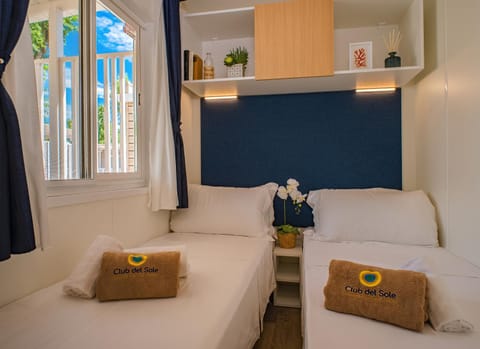 Bed, Bedroom, locker