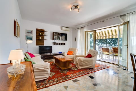 Apartment Lory with a sea view near the beach Apartment in Pula