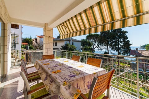 Apartment Lory with a sea view near the beach Apartment in Pula
