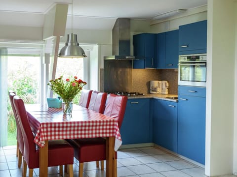 Superb holiday home near the Lauwersmeer Casa in Anjum