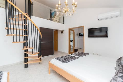 Bed, TV and multimedia, Photo of the whole room, Bedroom, wardrobe, air conditioner