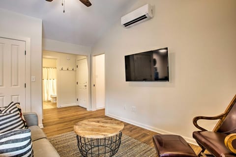Newly Remodeled Apartment on Main Street in Saluda Condominio in Saluda
