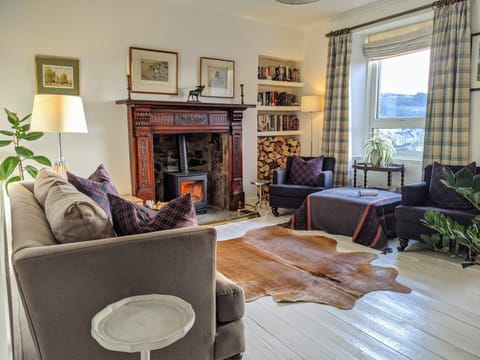 Central Hawick spacious stylish flat with log burner Condominio in Hawick