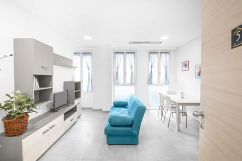 Living room, Seating area, Dining area, air conditioner