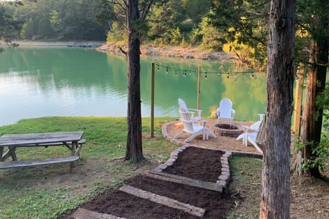Lakefront Sevierville Cabin with Hot Tub and Fire Pit! Maison in Douglas Lake