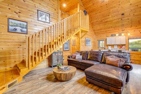 Lakefront Sevierville Cabin with Hot Tub and Fire Pit! Haus in Douglas Lake