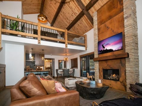 Blissful Mountain Getaway Steps to Lake Estes, Indoor Outdoor Fireplace House in Estes Park