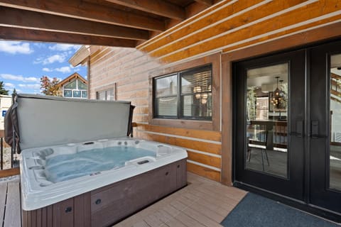 Blissful Mountain Getaway Steps to Lake Estes, Indoor Outdoor Fireplace House in Estes Park