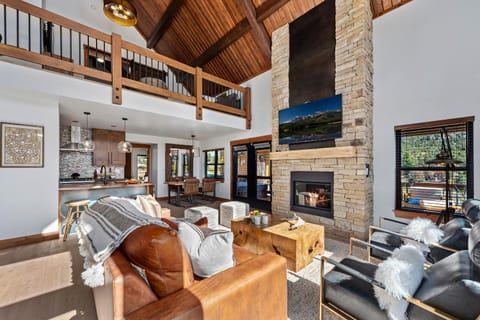 Cozy & Relaxing Indoor Outdoor Fireplace, Jacuzzi and BBQ grill House in Estes Park