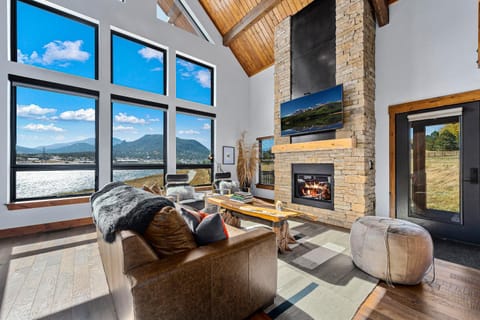 Lakefront Escape Two Large Patios, Jacuzzi and Indoor Outdoor Fireplace House in Estes Park