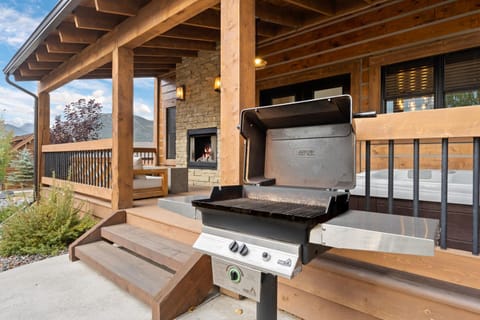 Estes Retreat Indoor Outdoor Fireplace, Jacuzzi, Close to Downtown Estes House in Estes Park