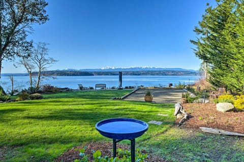 Mid-Century Cabin with Deck and Puget Sound Vistas! House in Hansville