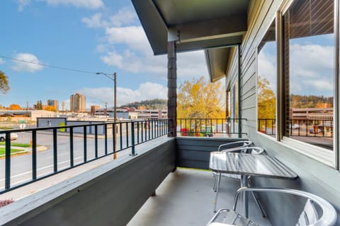 Walk Downtown Modern Coeur dAlene Getaway Apartment in Coeur dAlene