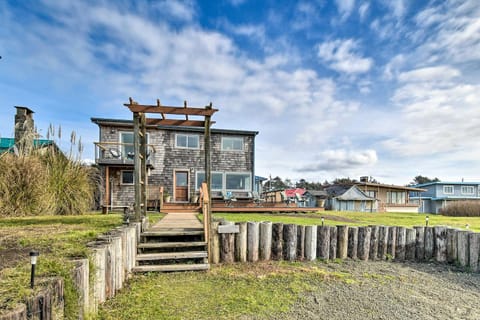 Coastal Retreat Deck, Ocean Views and Walk to Beach House in Pacific Beach
