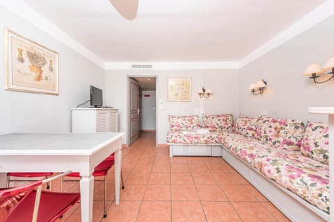 Résidence Les Rives de Cannes Mandelieu*** - Maeva Particuliers - 2 Pièces 5 Personnes Prestige 122168 Condo in Mandelieu-La Napoule