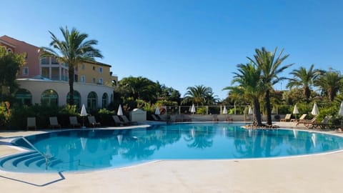 Appartement de standing face à la baie de St-Tropez, vue mer, jardin et piscine. Apartment in Roquebrune-sur-Argens