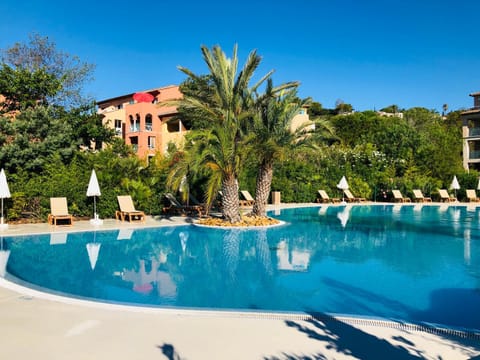 Appartement de standing face à la baie de St-Tropez, vue mer, jardin et piscine. Apartment in Roquebrune-sur-Argens