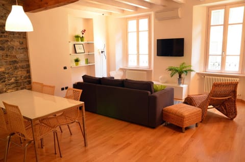 Photo of the whole room, Dining area