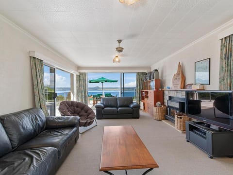 Lofty Lakeviews - Acacia Bay Holiday Home Casa in Taupo