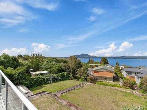 Lofty Lakeviews - Acacia Bay Holiday Home House in Taupo