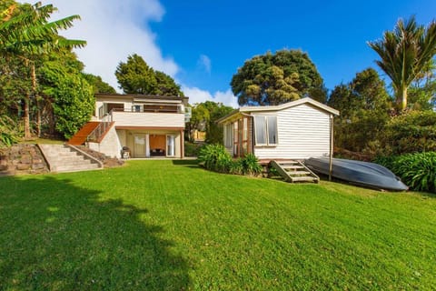 Waterfront Bach - Raglan Bach Maison in Raglan