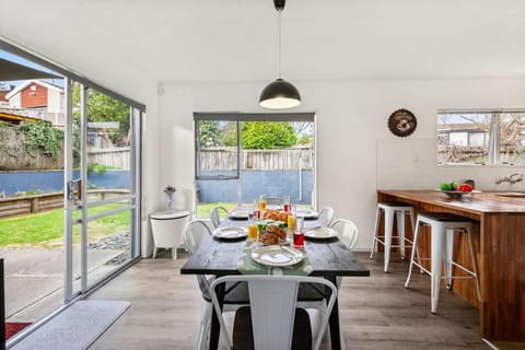 True Blue - Taupo Holiday Home House in Taupo