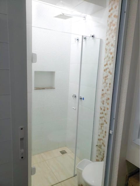 Shower, Toilet