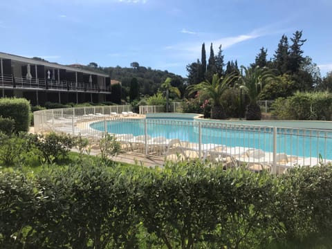 Les terrasses du Liouquet T2, piscine , parking , mer à 150 m Condo in La Ciotat