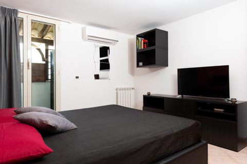 Bed, TV and multimedia, Photo of the whole room, Bedroom