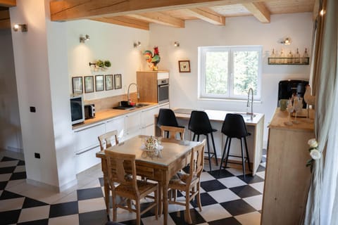 Kitchen or kitchenette, Seating area, Dining area, oven, pet friendly, stove